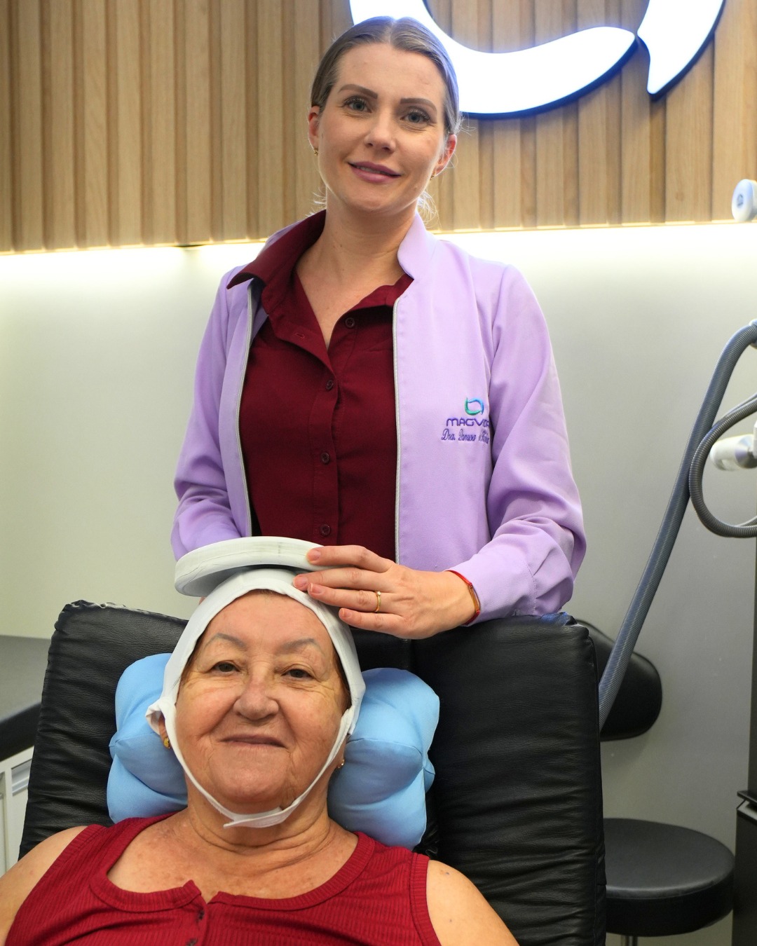 Dra. Danusa atendendo paciente na Clínica Magvida